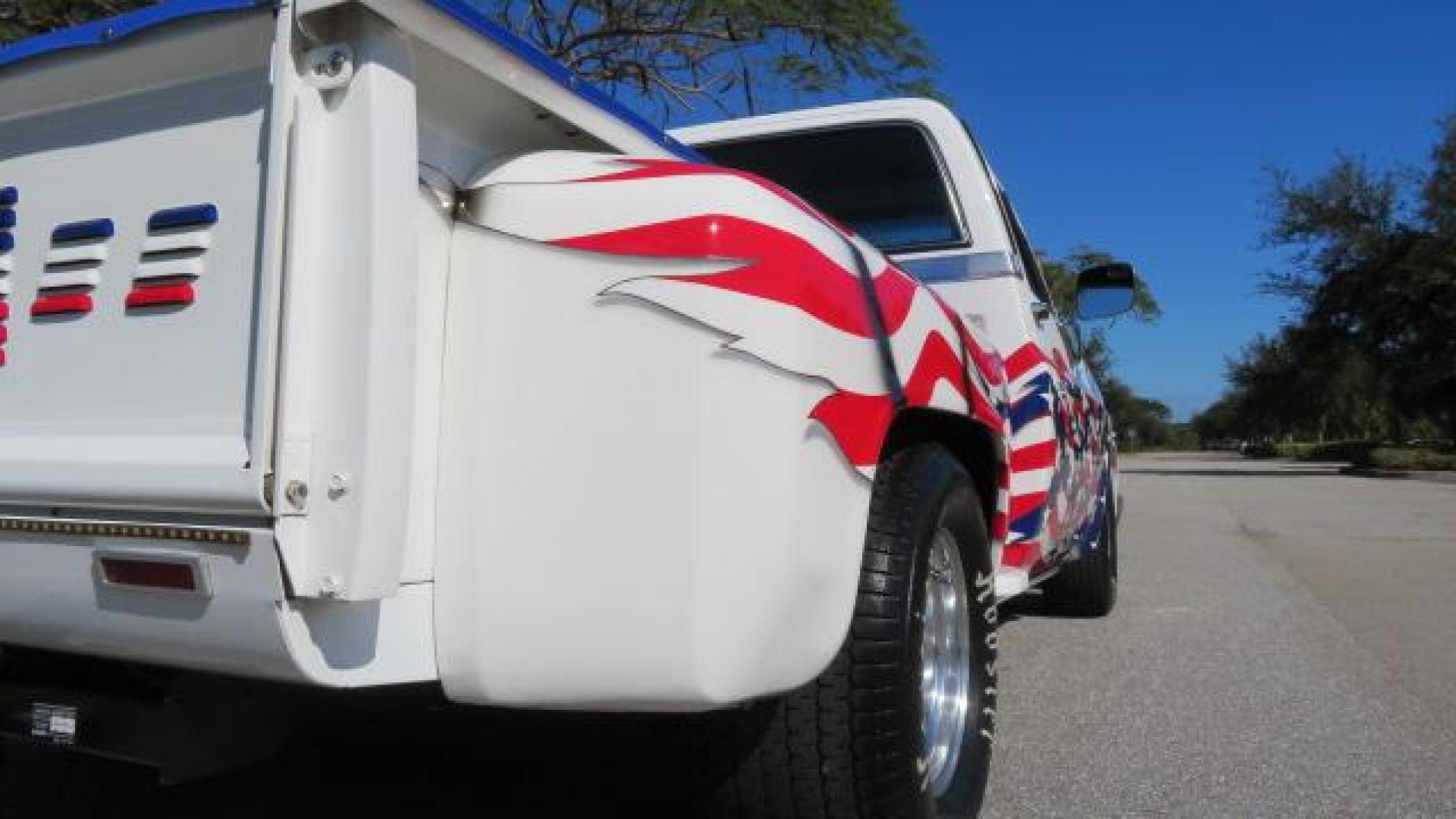 1986 White /Black Chevrolet Silverado 1500 Custom Deluxe 2WD (2GCDC14H5G1) with an 5.0L V8 OHV engine, located at 4301 Oak Circle #19, Boca Raton, FL, 33431, (954) 561-2499, 26.388861, -80.084038 - Photo #48