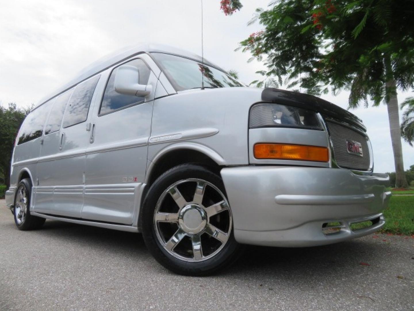 2014 GMC Savana Passenger 1LS's photo