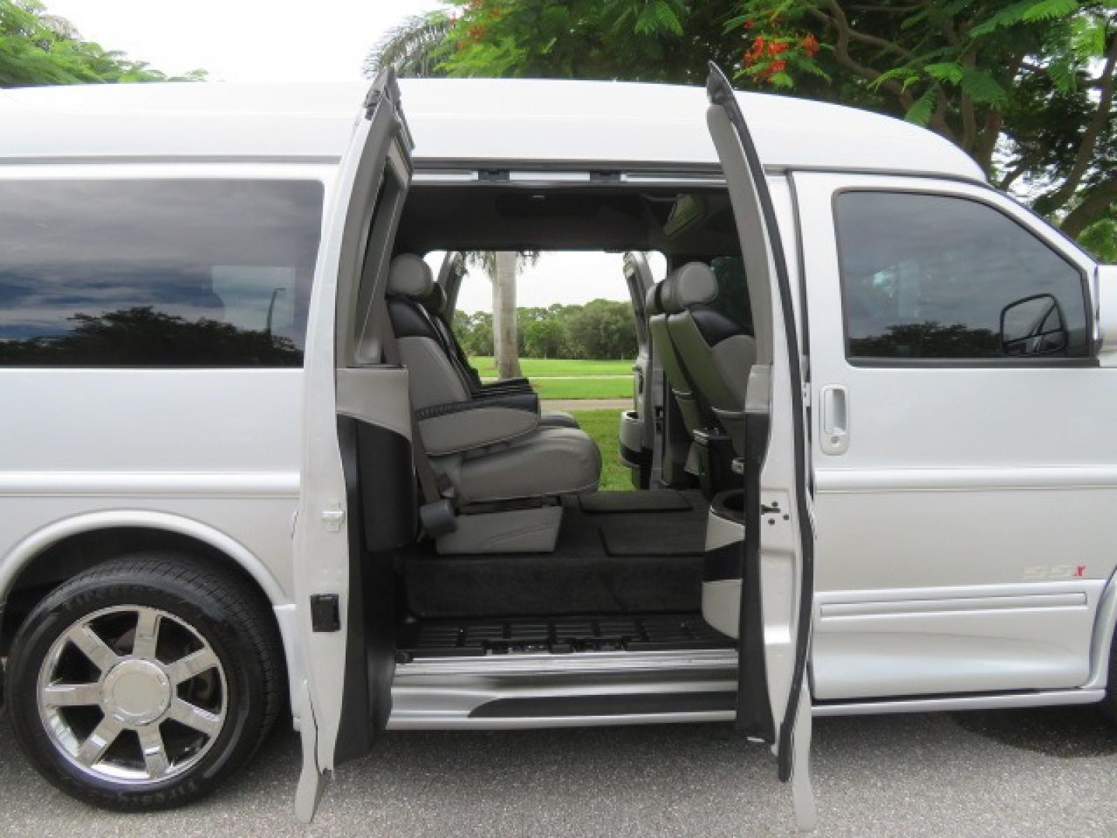 2014 GMC Savana RV G1500 3LT (1GDS8DC48E1) with an 5.3L V8 OHV 16V engine, 4-Speed Automatic transmission, located at 4301 Oak Circle #19, Boca Raton, FL, 33431, (954) 561-2499, 26.388861, -80.084038 - Photo #42