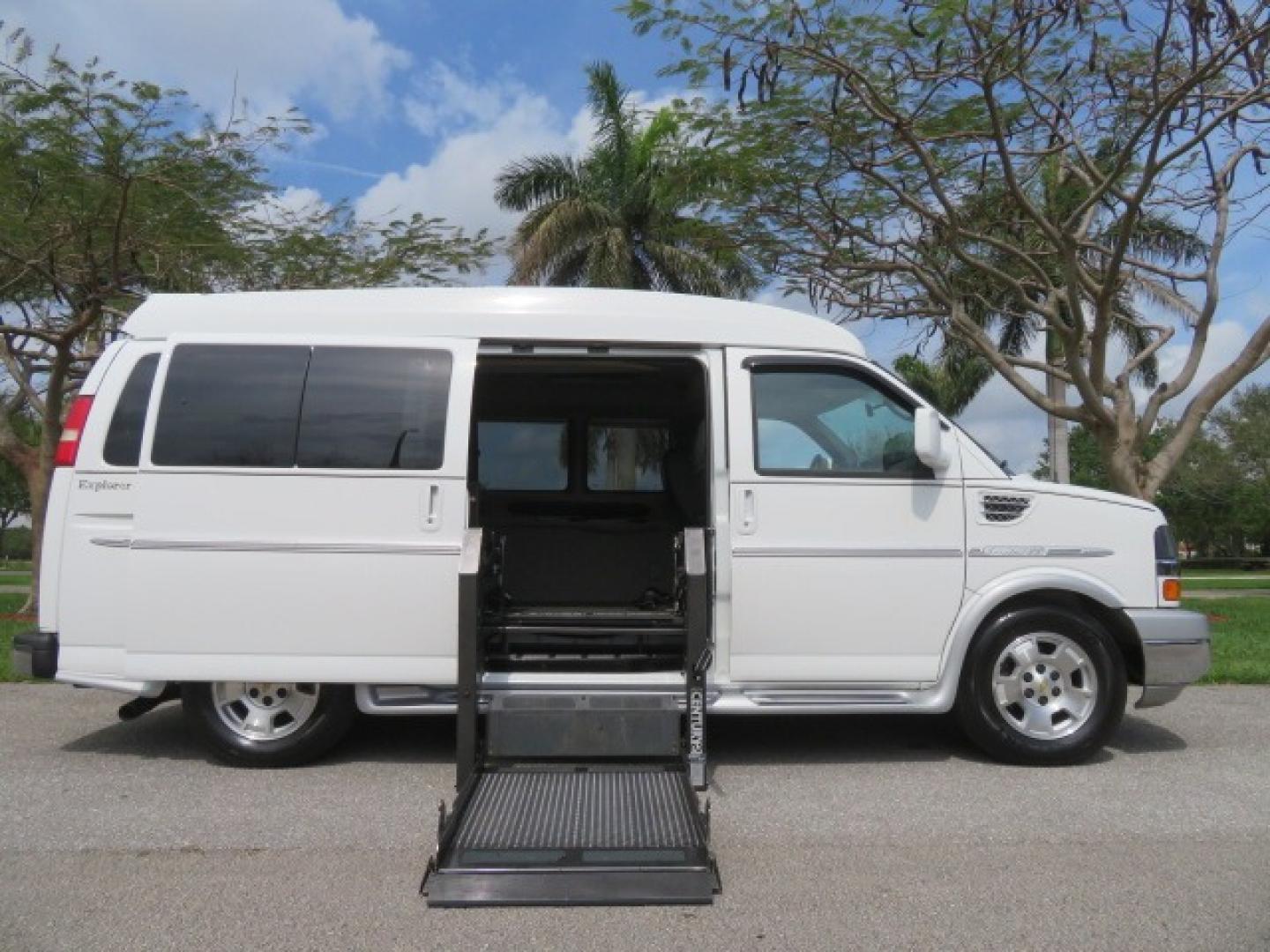 2010 Chevrolet Express LS's photo