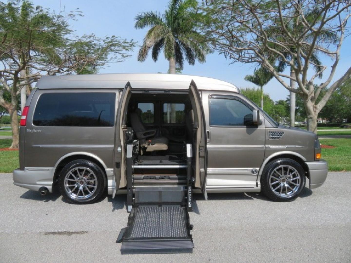 2013 GMC Savana's photo