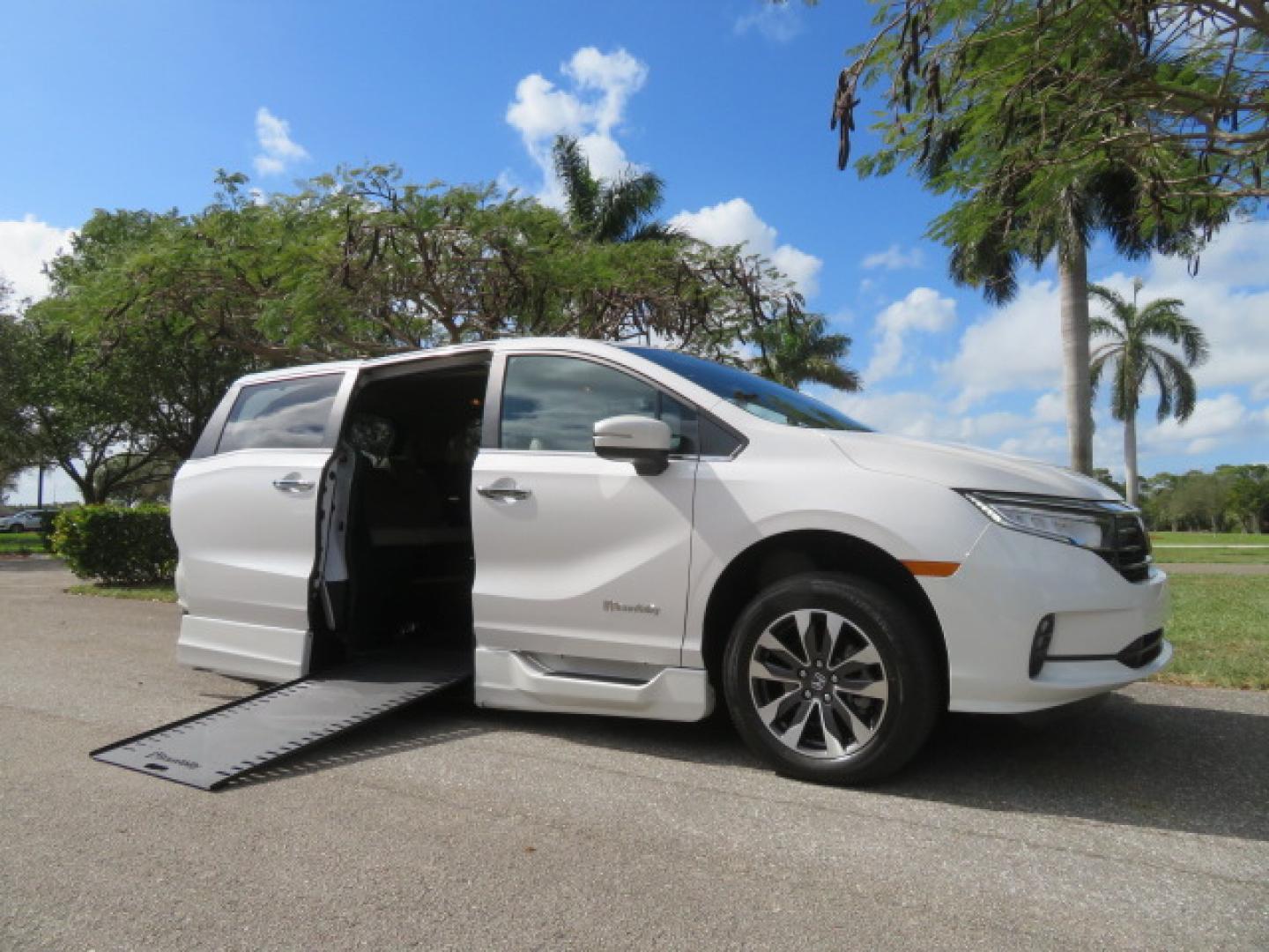 2024 Honda Odyssey EX-L's photo