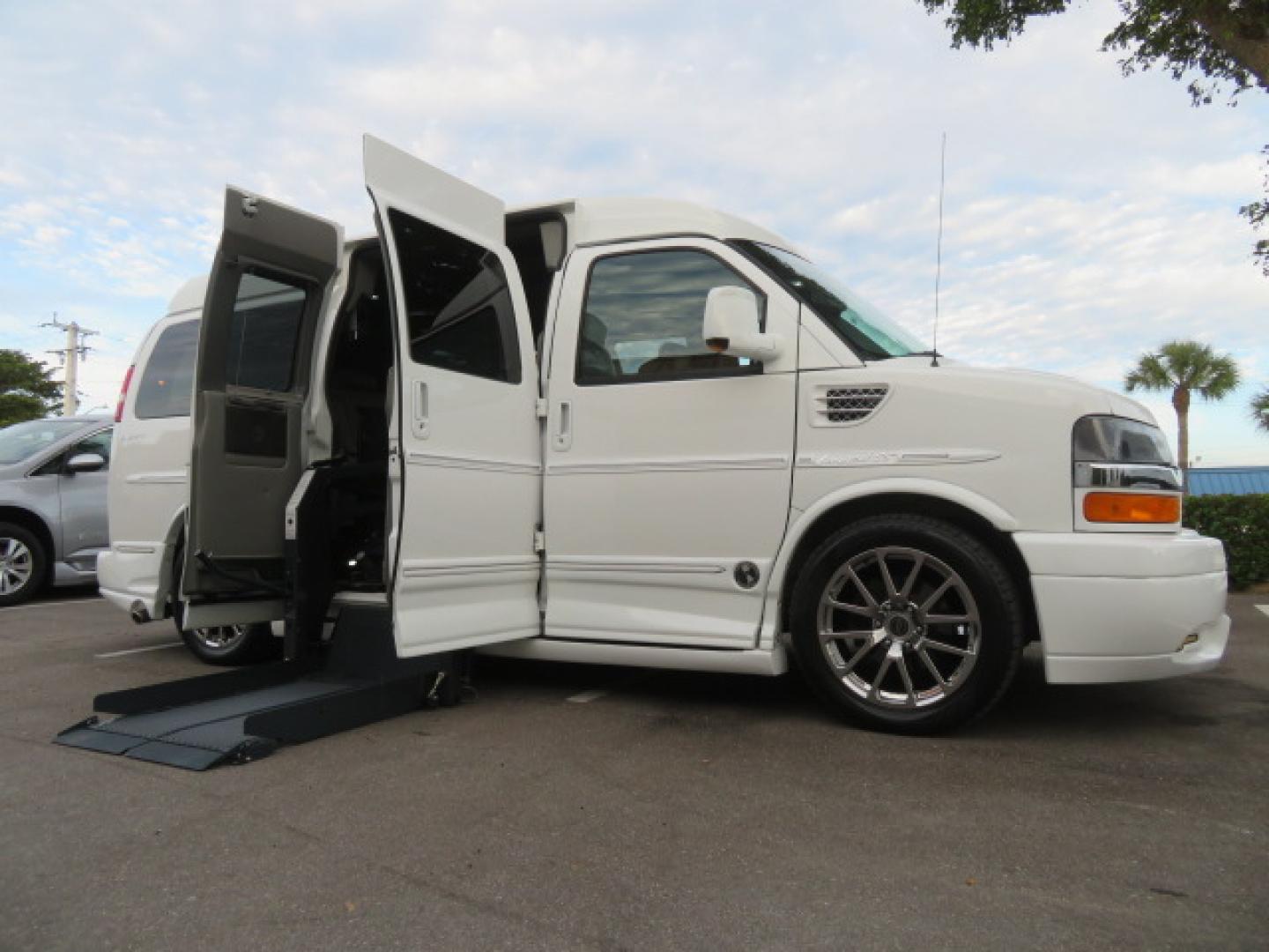2013 Chevrolet Express G1500's photo