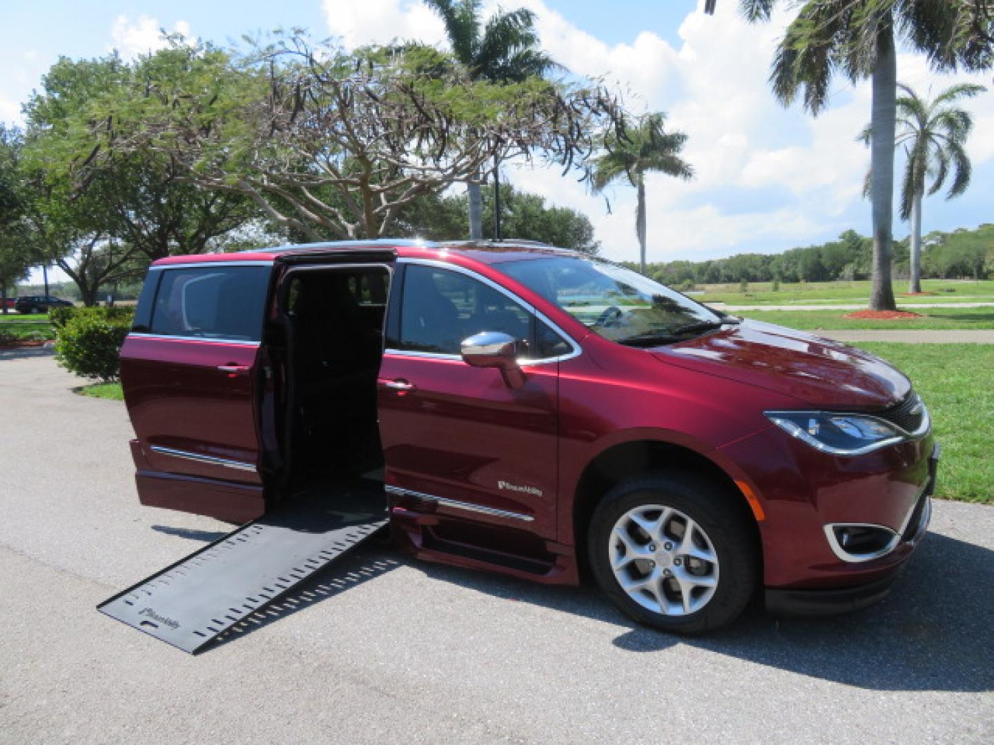2020 Chrysler Pacifica Limited's photo
