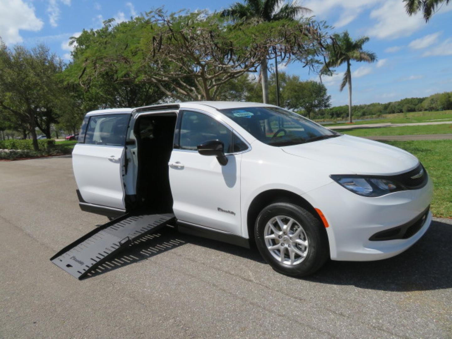 2025 Chrysler Voyager LX's photo