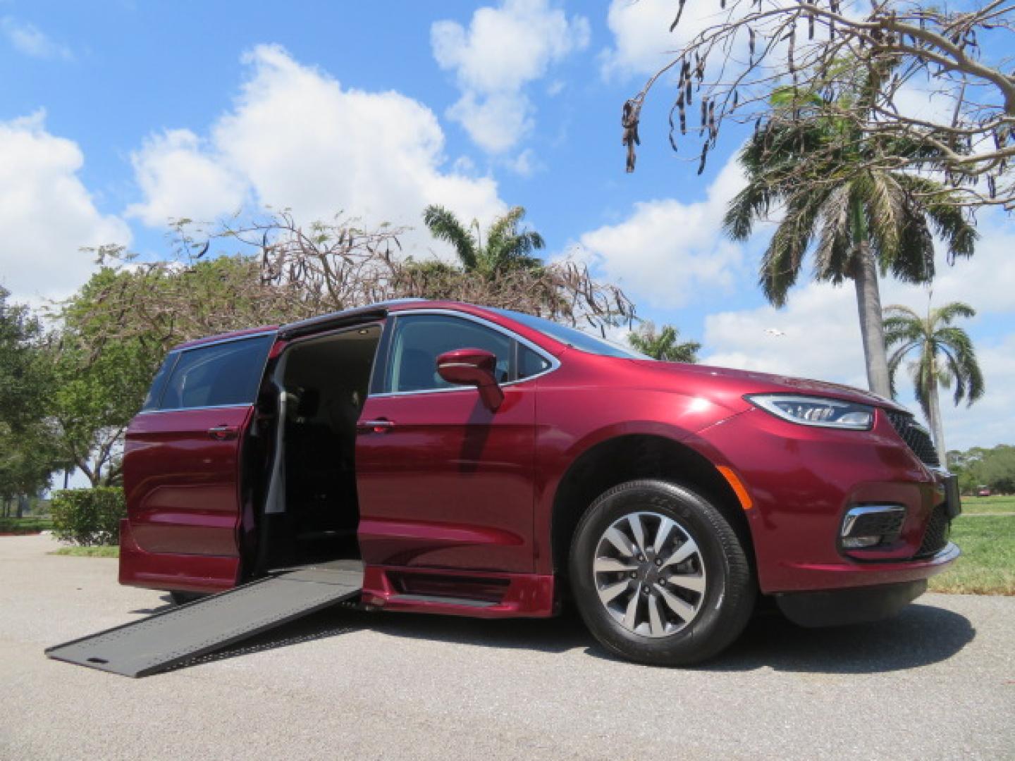 2021 Chrysler Pacifica Touring L's photo
