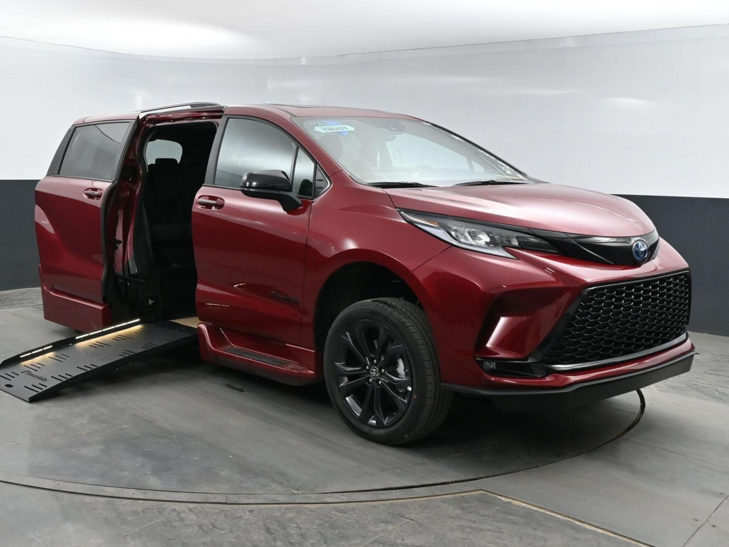 2025 Toyota Sienna XSE's photo