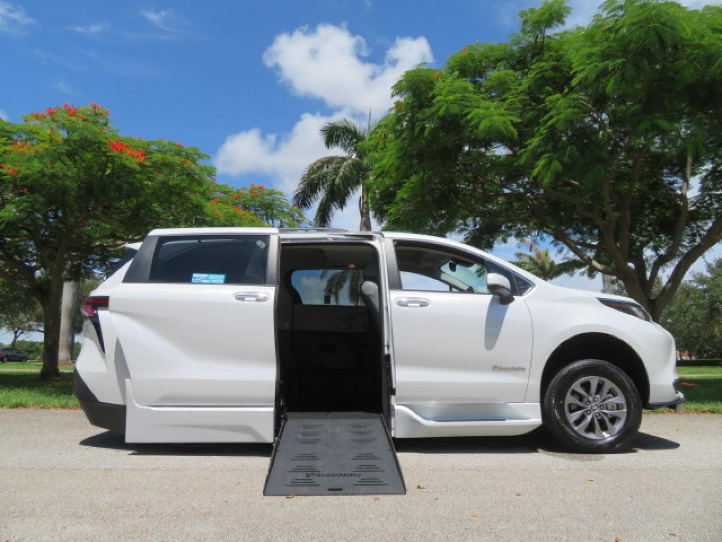 2023 Toyota Sienna XLE's photo