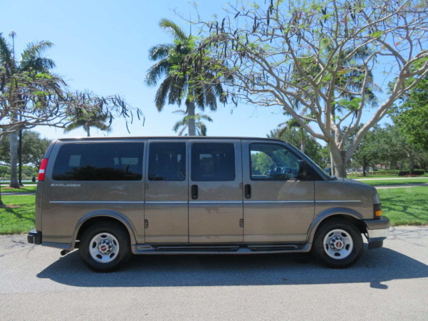 2021 GMC Savana Passenger LS - Photo 6