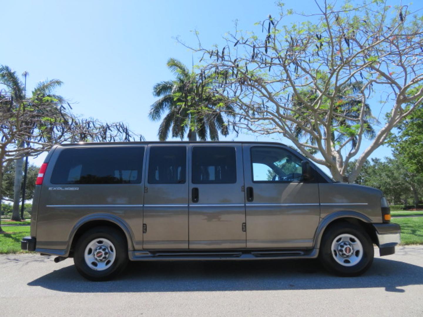 2021 GMC Savana Passenger LS - Photo 7