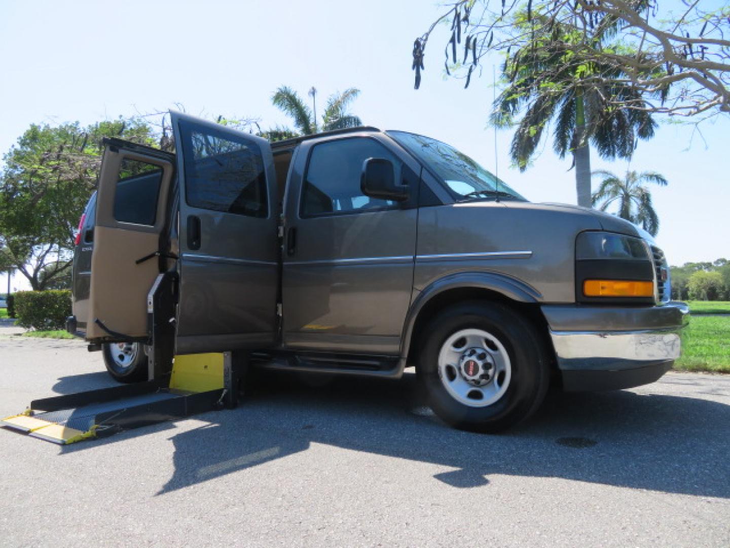 2021 GMC Savana Passenger LS's photo