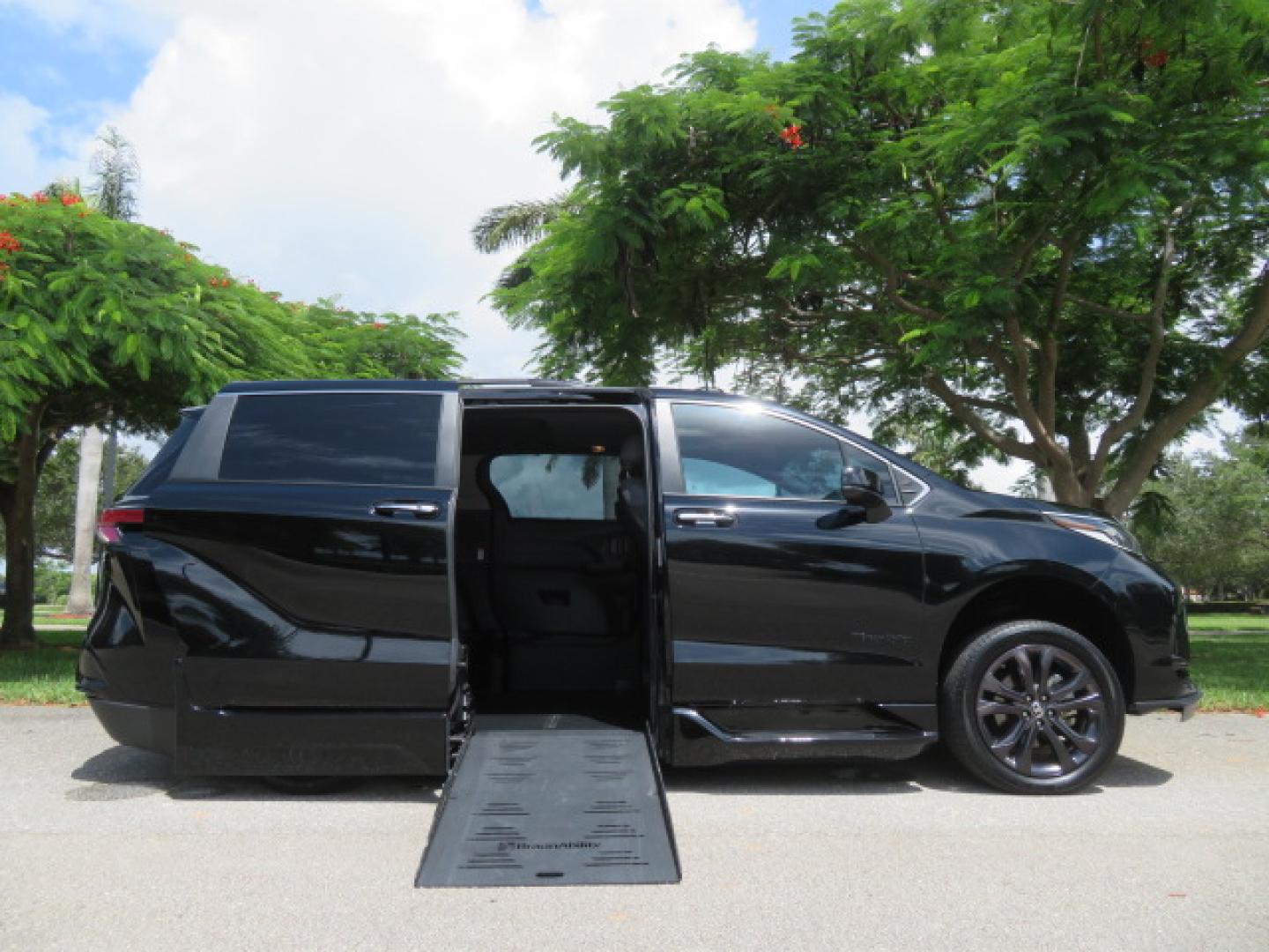 2024 Toyota Sienna XSE's photo