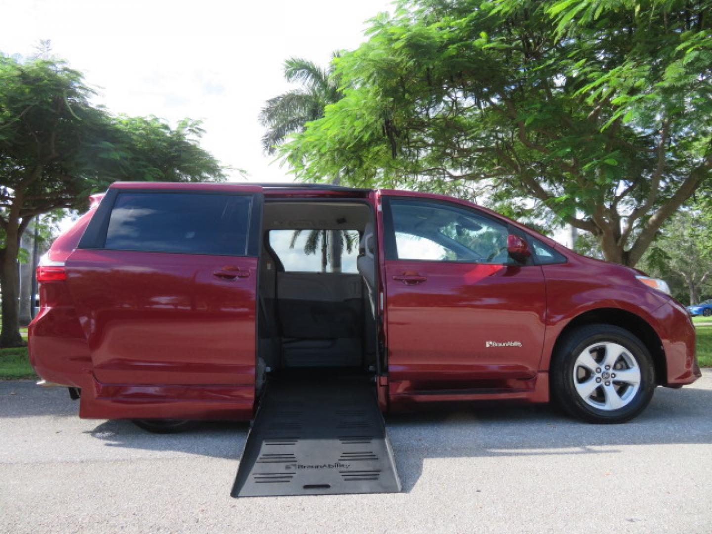 2020 Toyota Sienna LE's photo