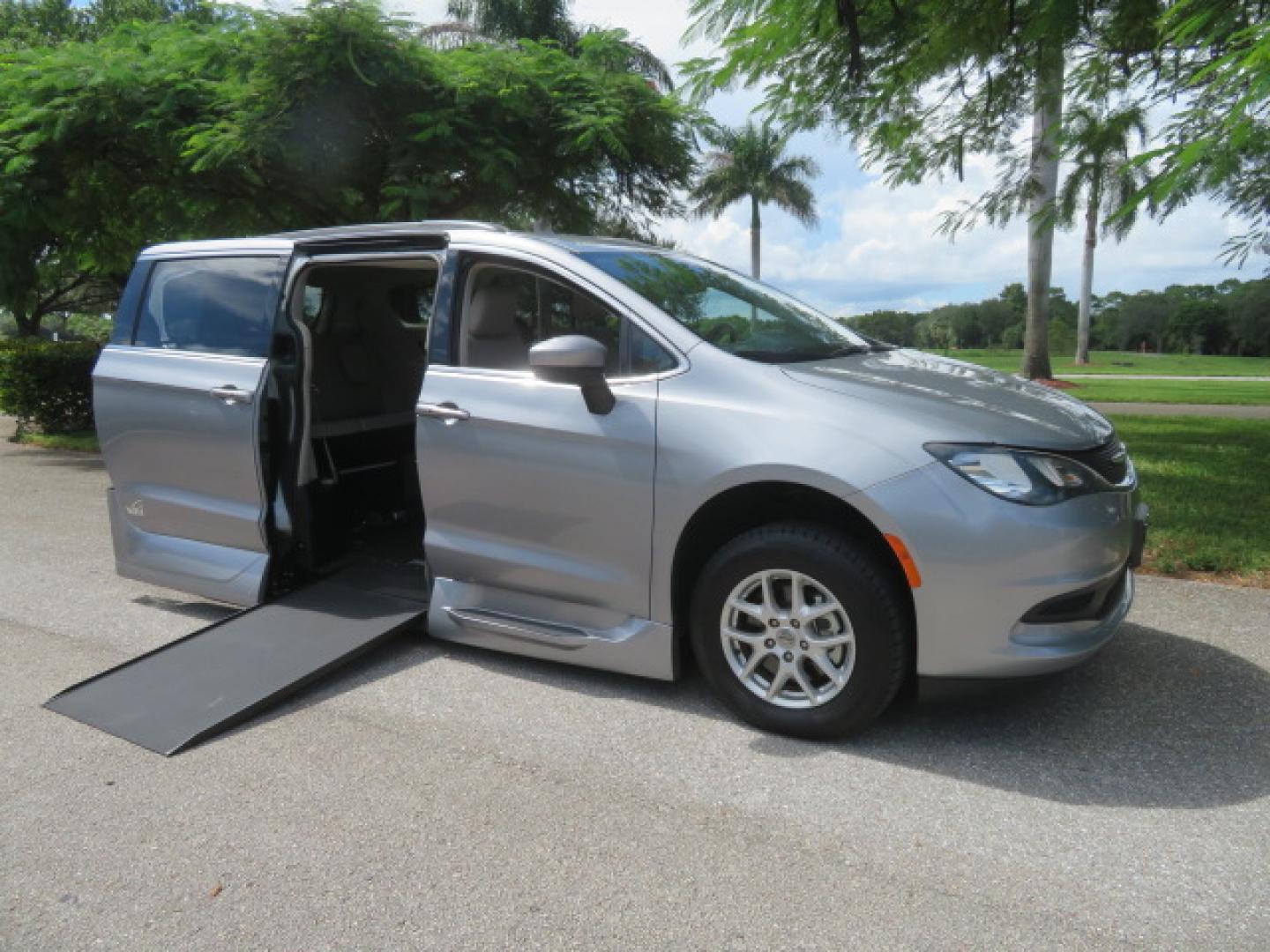 2021 Chrysler Voyager's photo