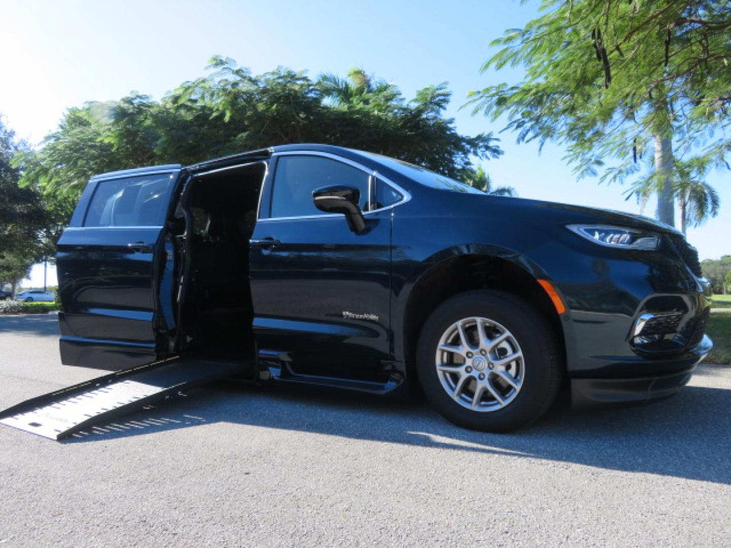 2025 Chrysler Pacifica Select's photo