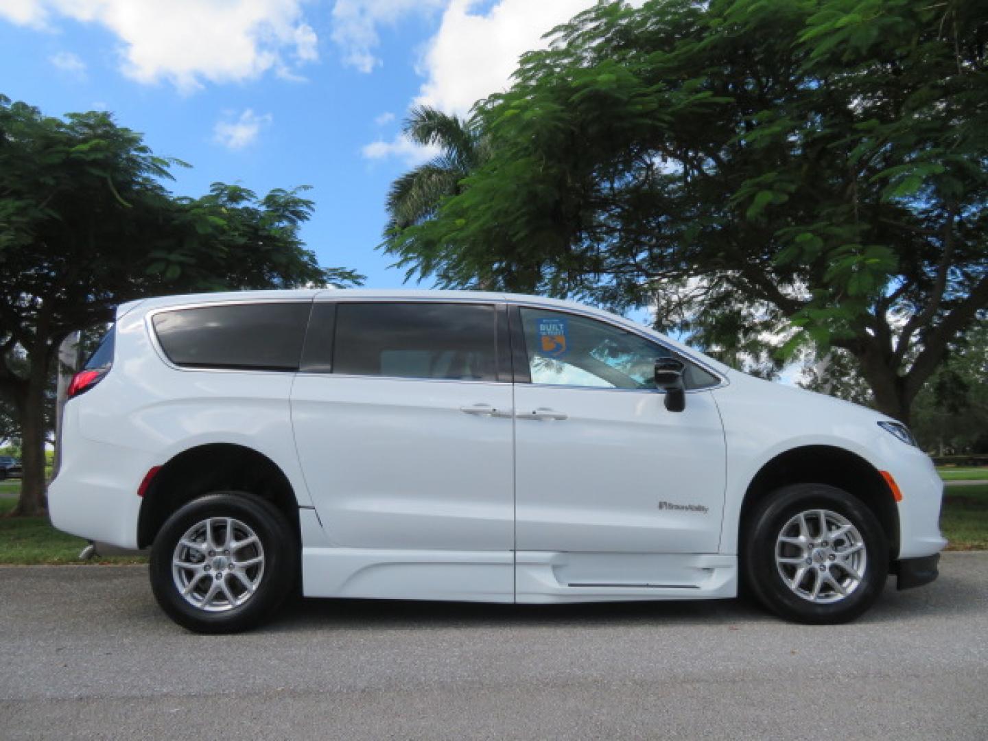 2024 Chrysler Pacifica Touring L - Photo 7