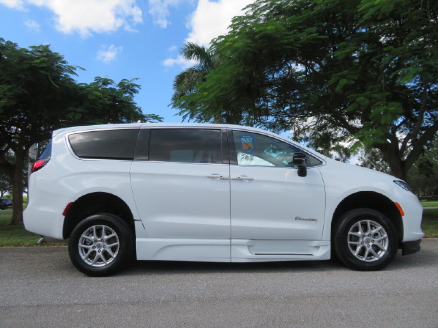 2024 Chrysler Pacifica Touring L - Photo 6
