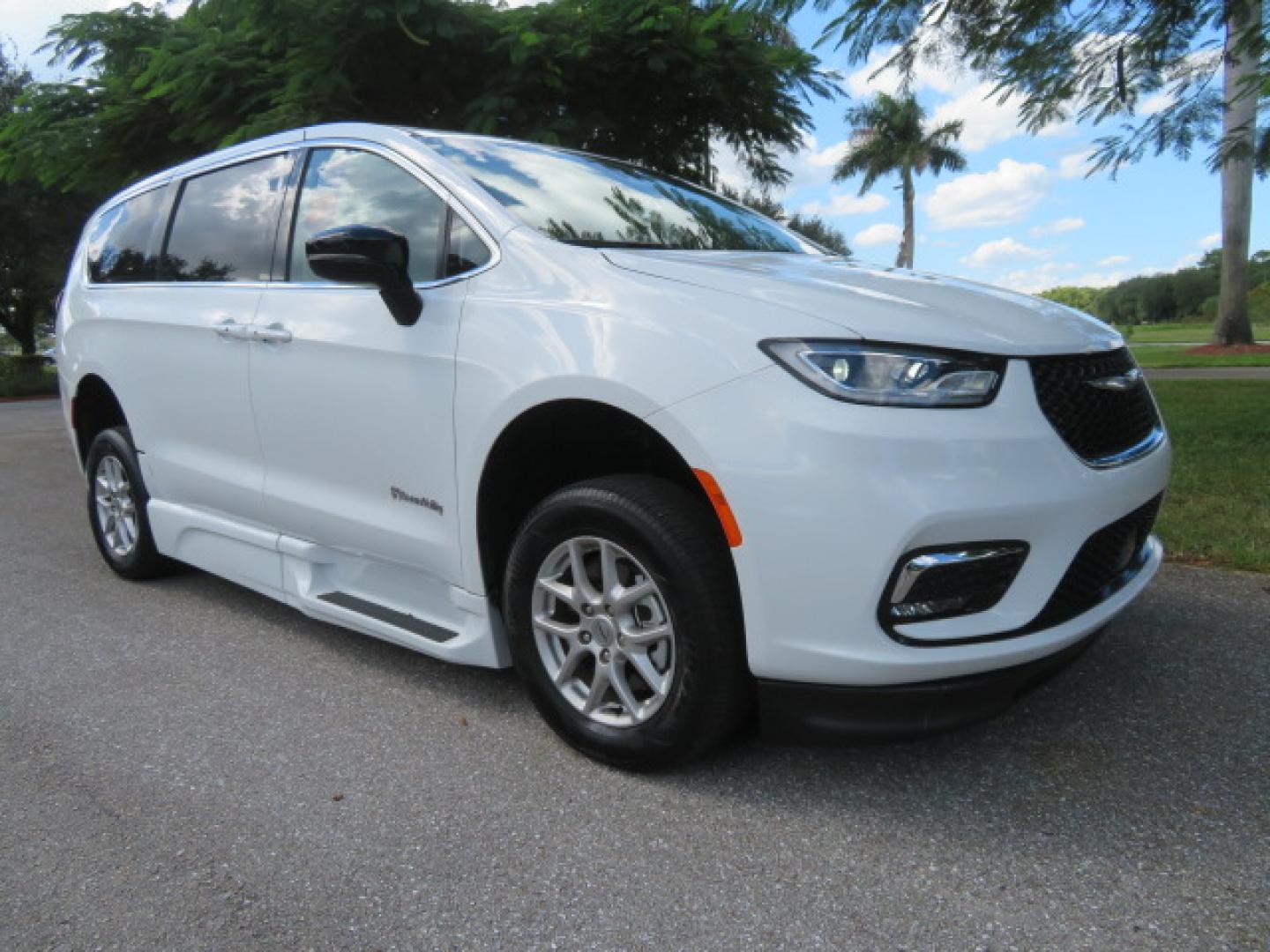 2024 Chrysler Pacifica Touring L - Photo 9