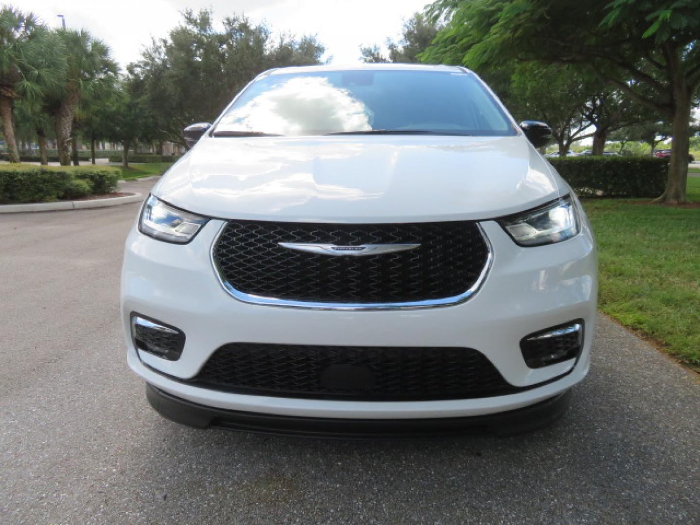 2024 Chrysler Pacifica Touring L - Photo 11