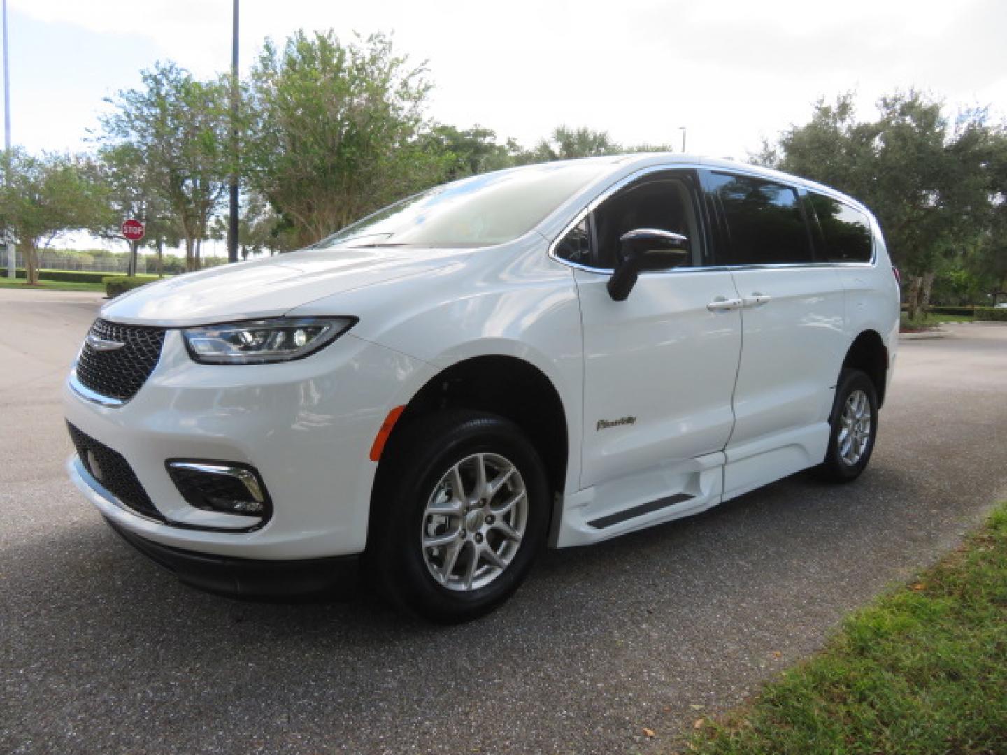 2024 Chrysler Pacifica Touring L - Photo 12