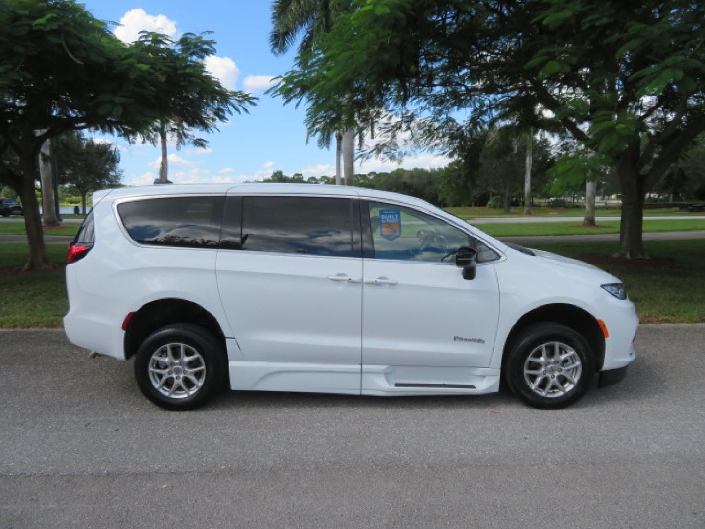 2024 Chrysler Pacifica Touring L - Photo 8