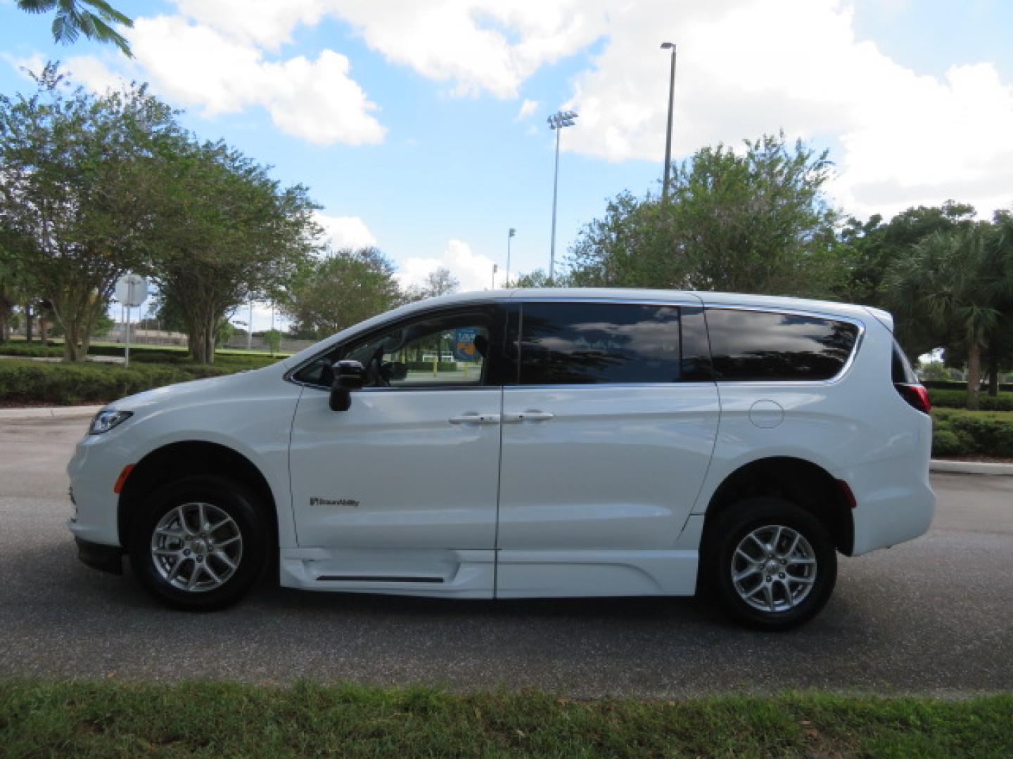 2024 Chrysler Pacifica Touring L - Photo 13