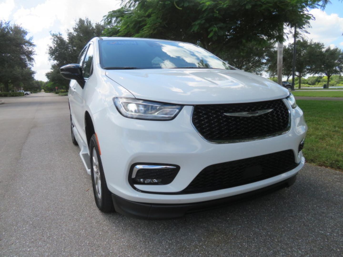 2024 Chrysler Pacifica Touring L - Photo 10