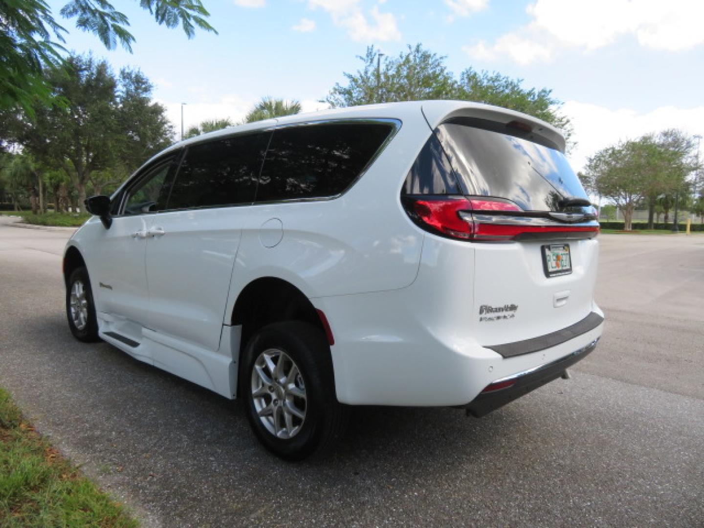 2024 Chrysler Pacifica Touring L - Photo 14