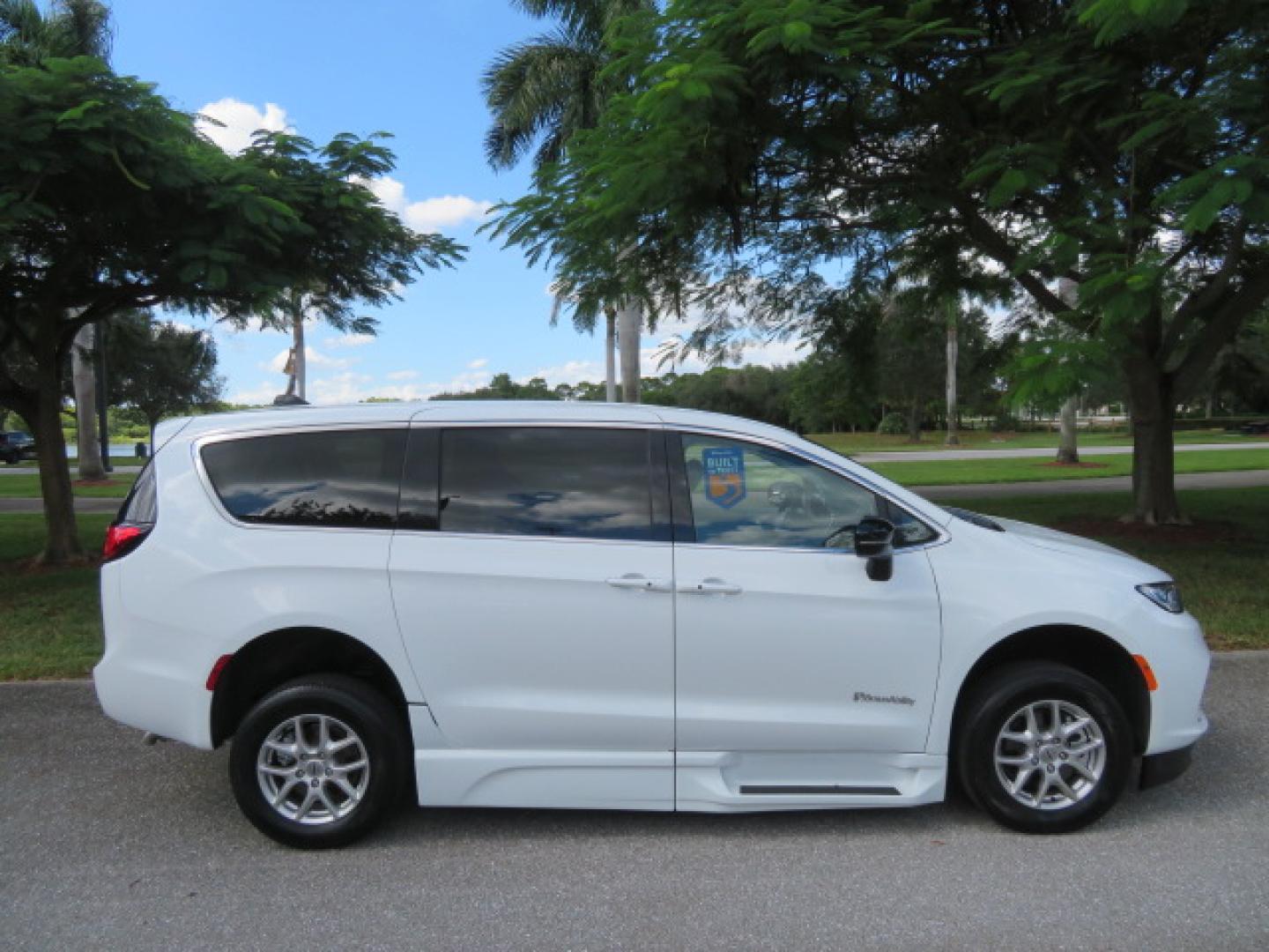 2024 Chrysler Pacifica Touring L - Photo 17