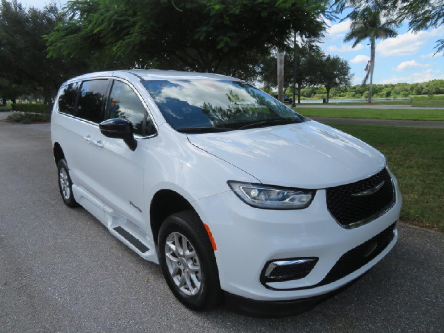 2024 Chrysler Pacifica Touring L - Photo 18