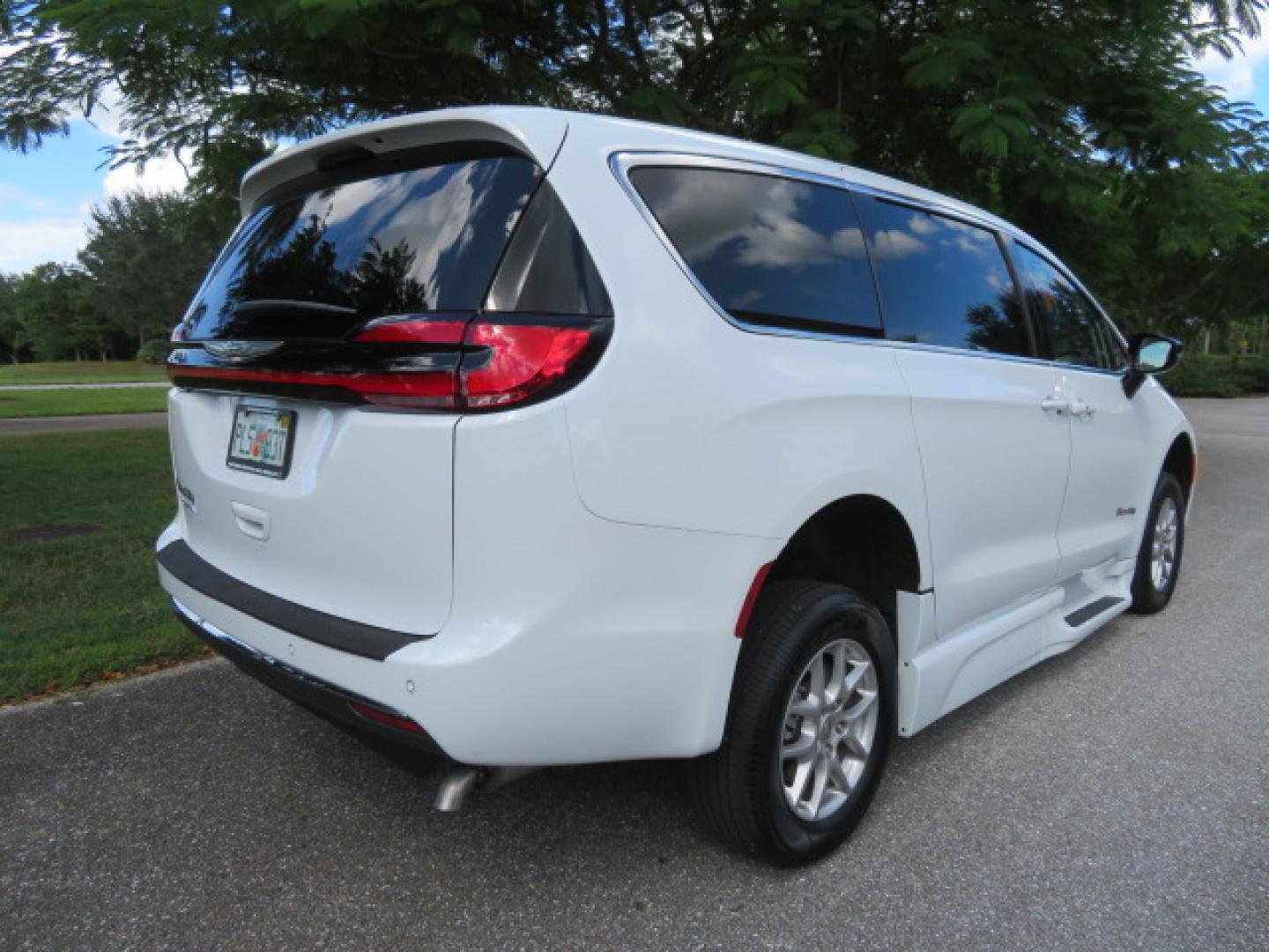 2024 Chrysler Pacifica Touring L - Photo 16