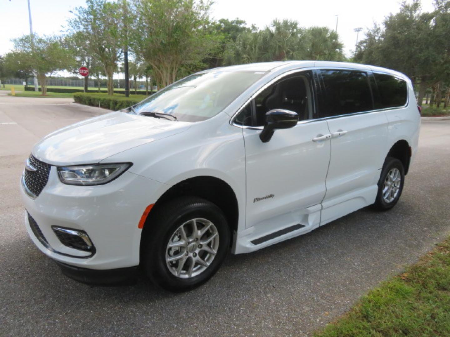 2024 Chrysler Pacifica Touring L - Photo 20