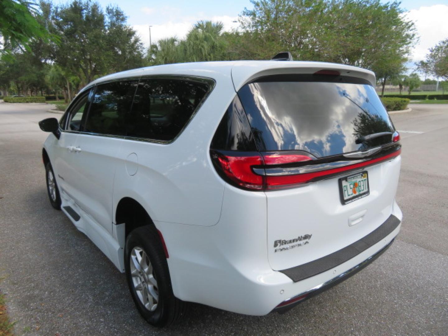 2024 Chrysler Pacifica Touring L - Photo 22