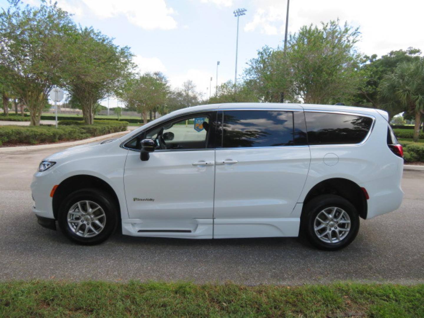 2024 Chrysler Pacifica Touring L - Photo 21