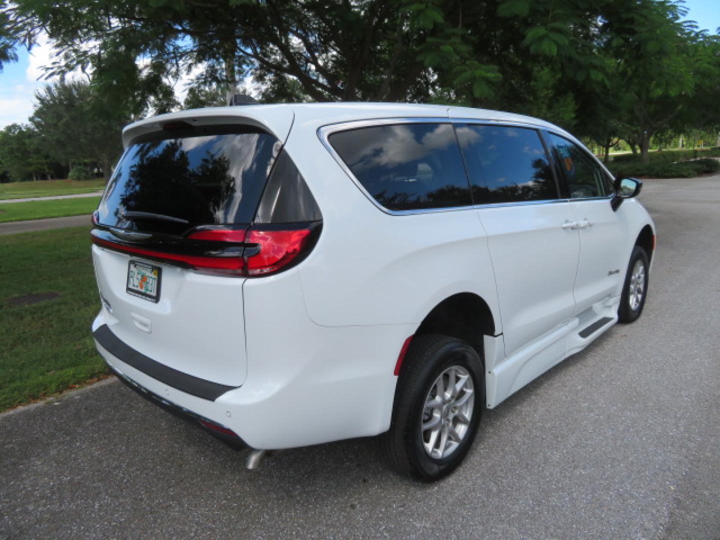 2024 Chrysler Pacifica Touring L - Photo 24