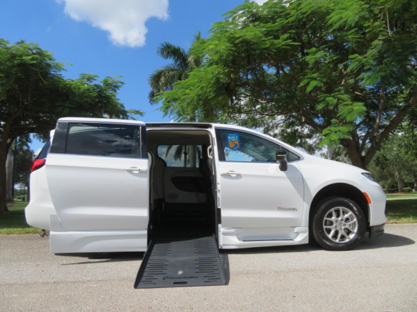 2024 Chrysler Pacifica Touring L - Photo 27