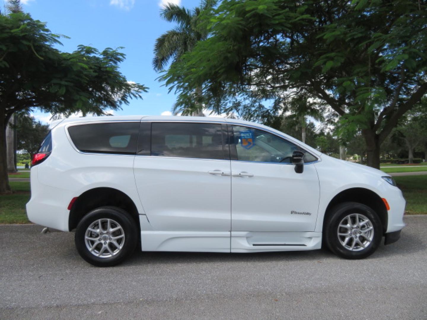 2024 Chrysler Pacifica Touring L - Photo 25