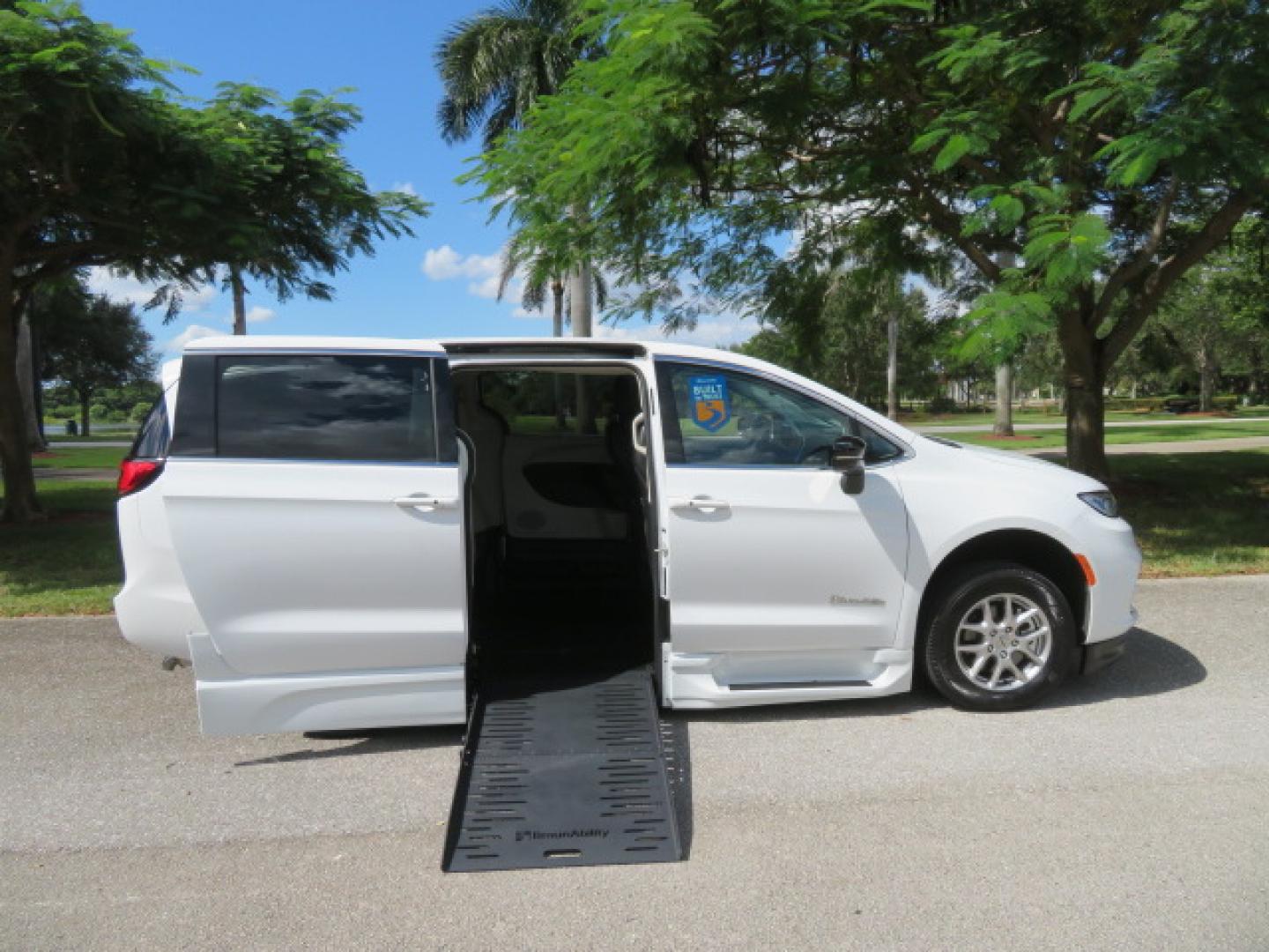 2024 Chrysler Pacifica Touring L - Photo 28