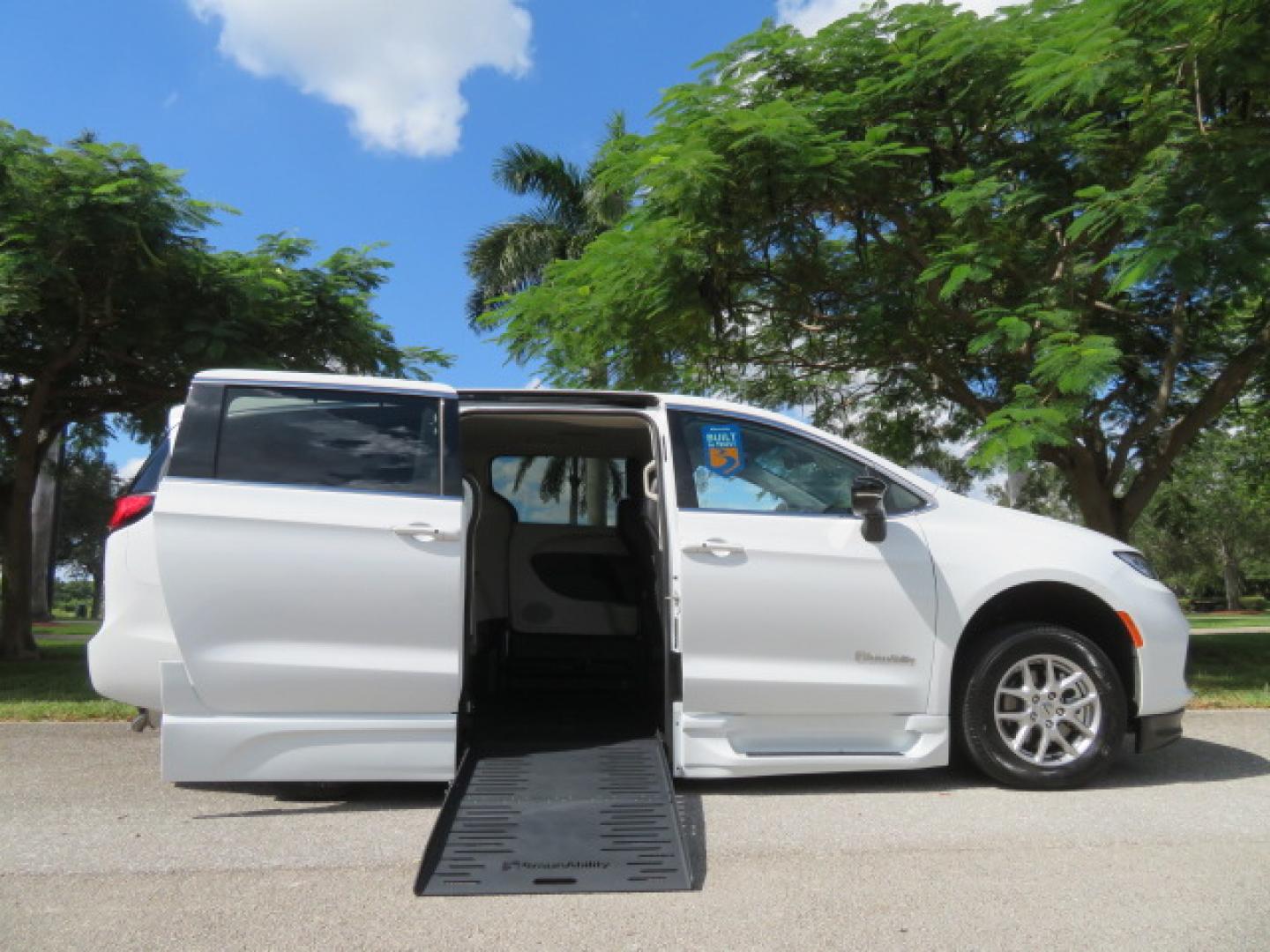 2024 Chrysler Pacifica Touring L - Photo 26