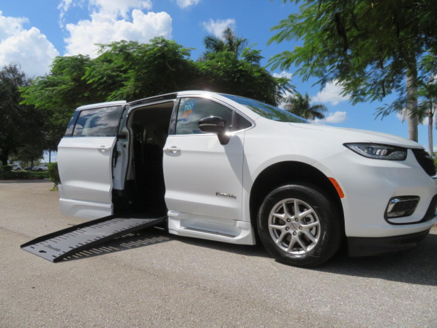 2024 Chrysler Pacifica Touring L's photo