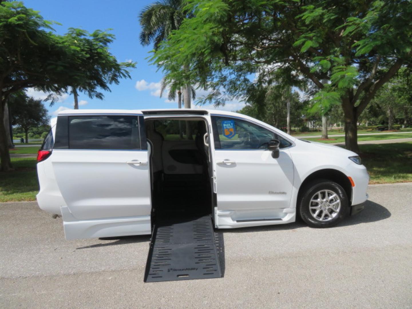 2024 Chrysler Pacifica Touring L - Photo 29