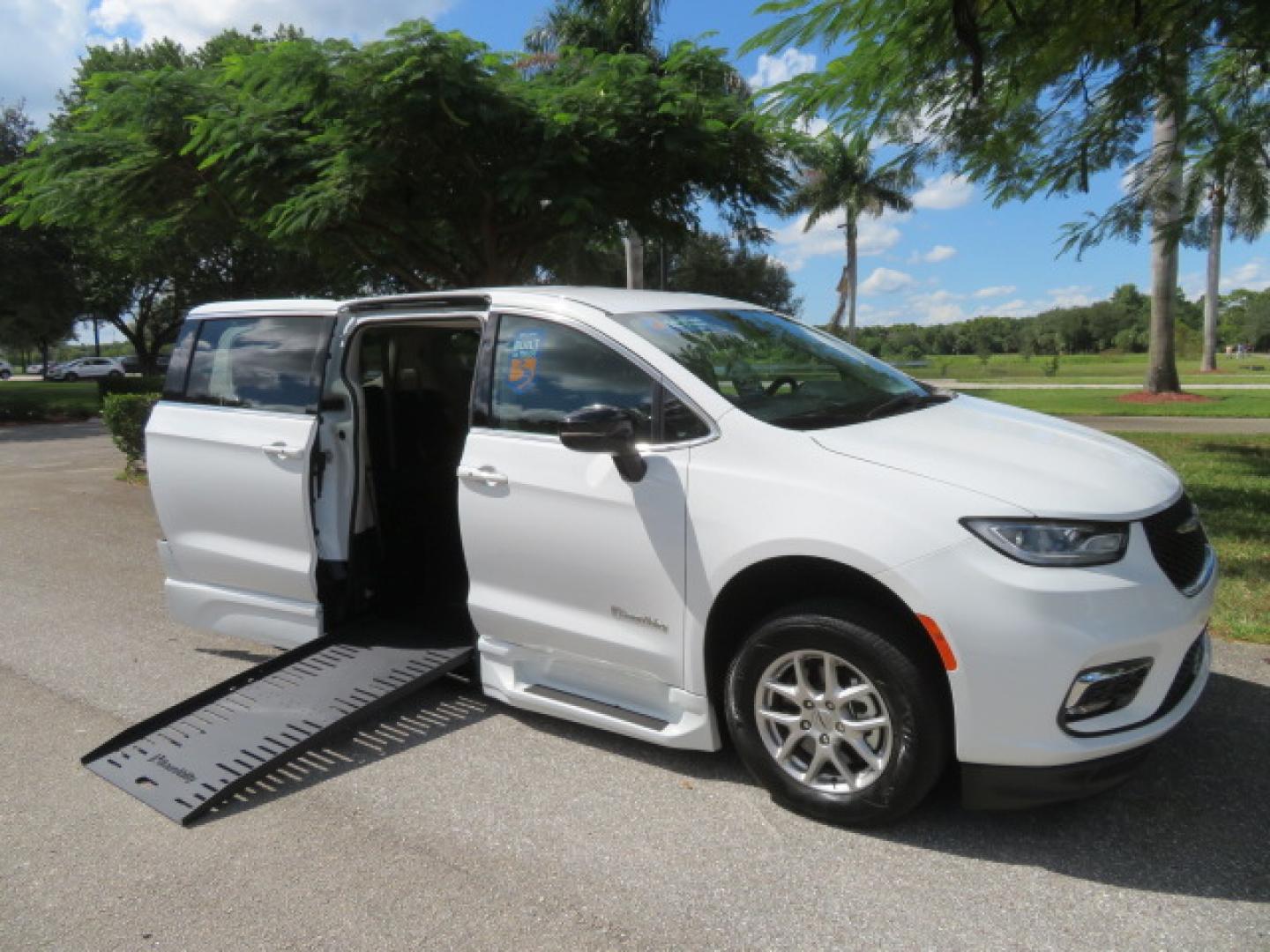 2024 Chrysler Pacifica Touring L - Photo 31