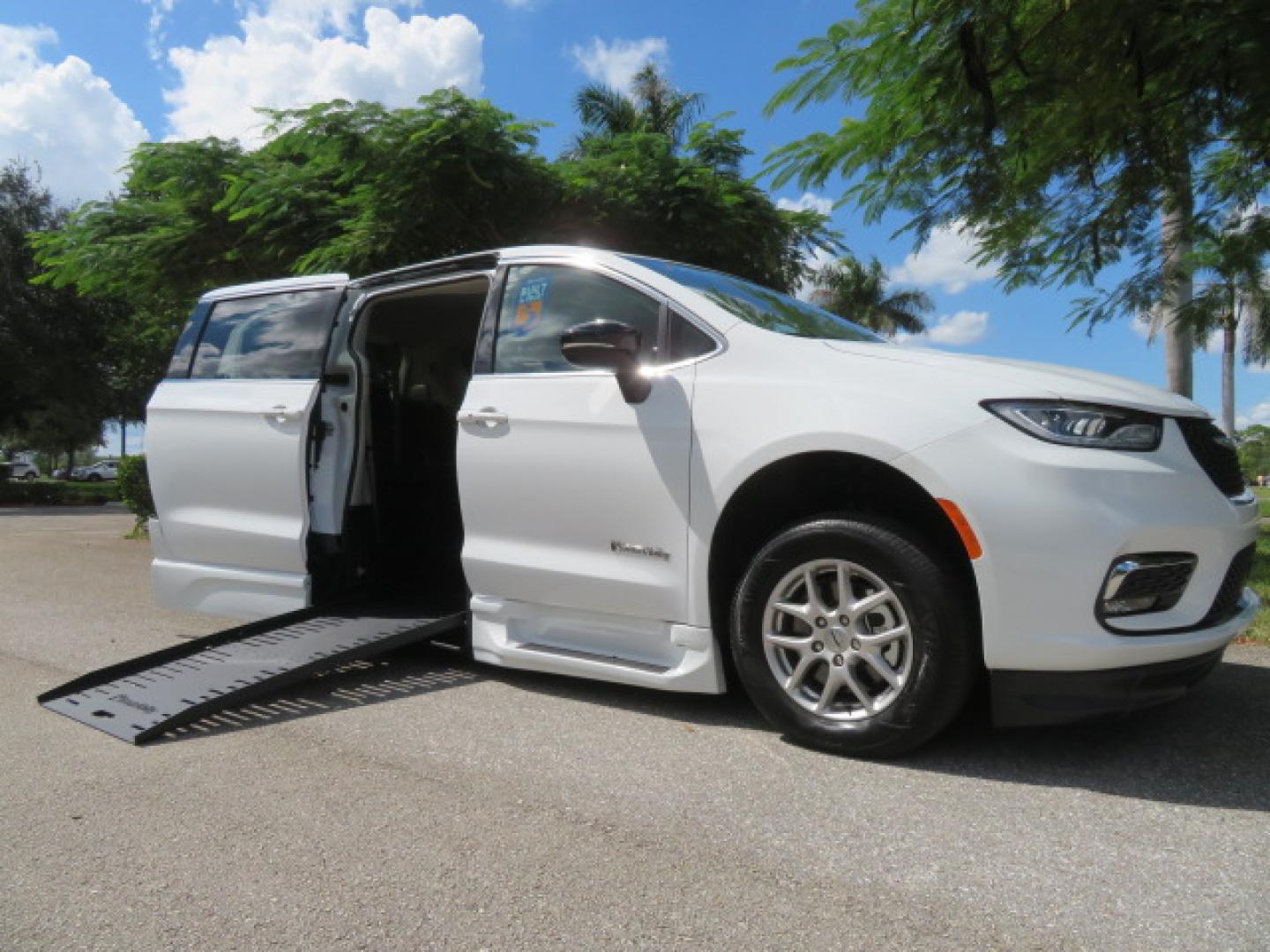 2024 Chrysler Pacifica Touring L - Photo 30