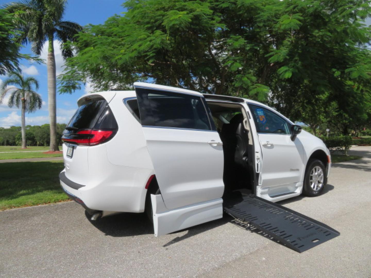 2024 Chrysler Pacifica Touring L - Photo 32
