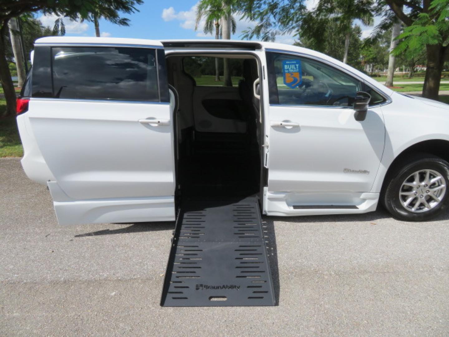 2024 Chrysler Pacifica Touring L - Photo 34
