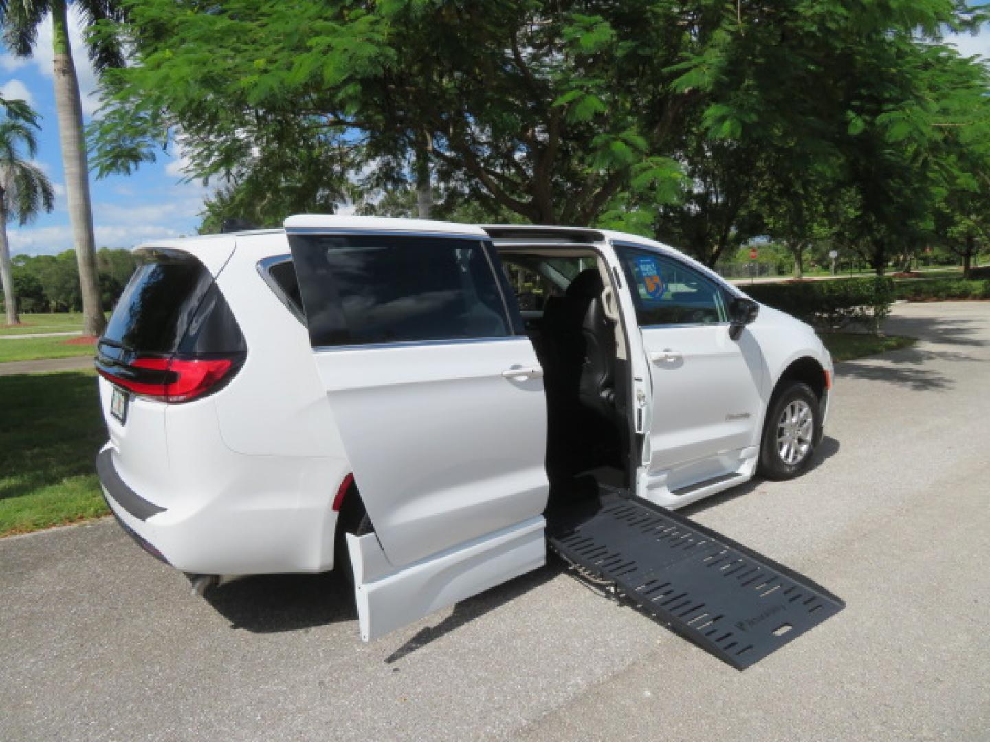 2024 Chrysler Pacifica Touring L - Photo 33
