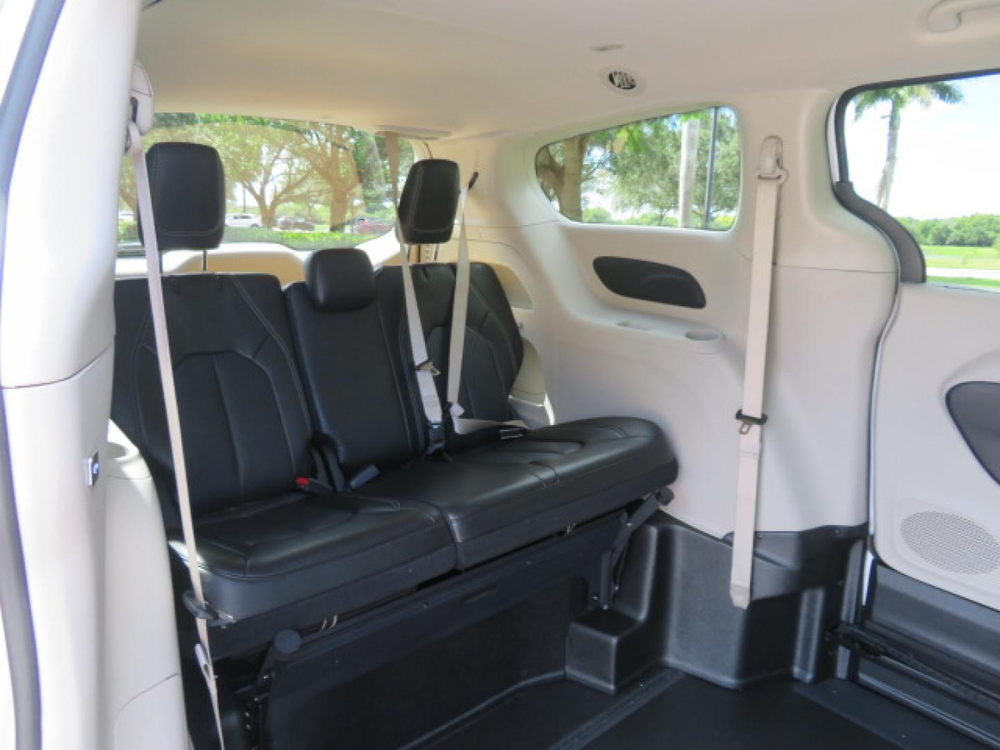 2024 Chrysler Pacifica Touring L - Photo 35