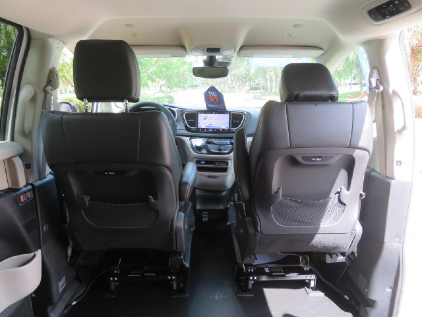 2024 Chrysler Pacifica Touring L - Photo 37