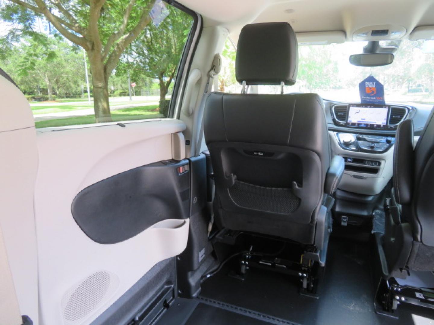 2024 Chrysler Pacifica Touring L - Photo 40