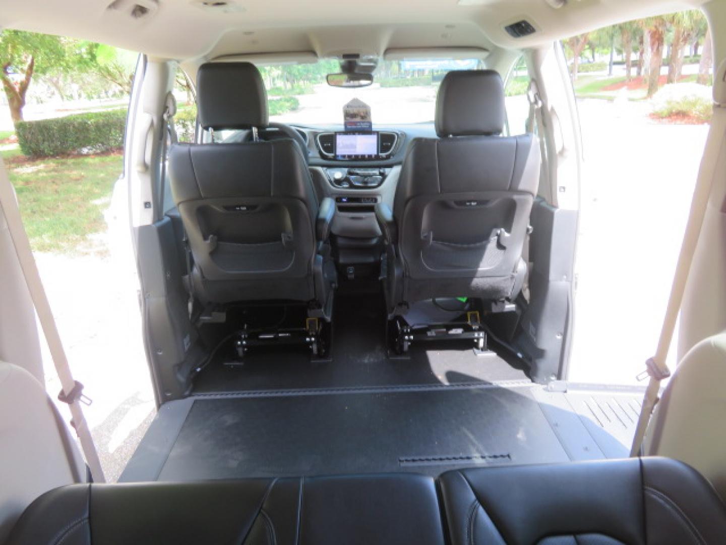 2024 Chrysler Pacifica Touring L - Photo 62
